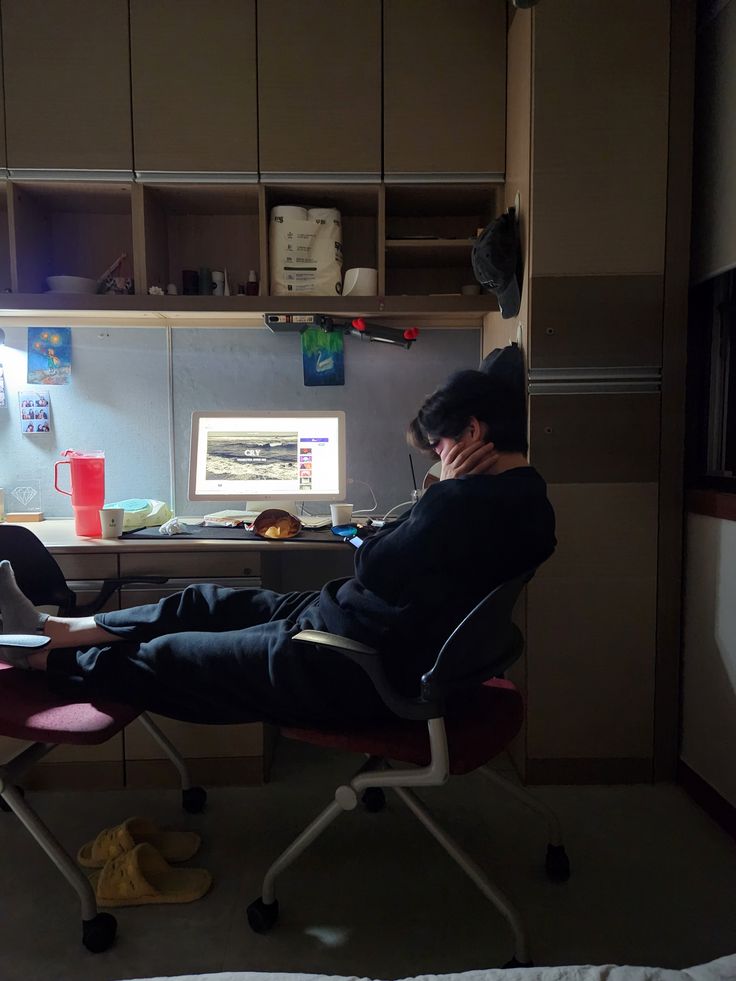 Un homme seul à son bureau tard le soir